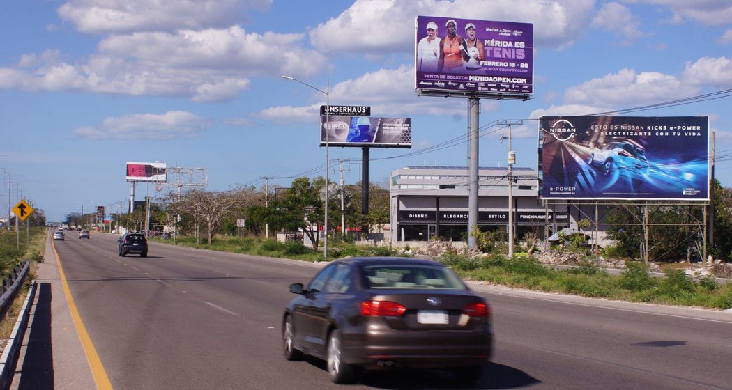 Carteleras en la carretera a Progreso, Mérida, del catálogo de Espaciales